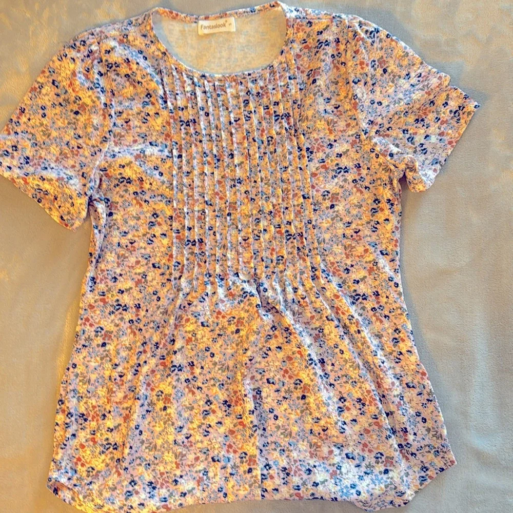 Woman’s Top - Picture 1 of 4